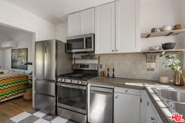 9204 National Boulevard, Los Angeles CA: https://media.crmls.org/mediaz/b92b86ce-2c1d-4e26-8de4-2ab061e4c790.jpg