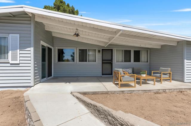 252 Santa Clara Dr, Vista CA: https://media.crmls.org/mediaz/b92c0015-f9da-4a2e-b243-41b52892daae.jpg