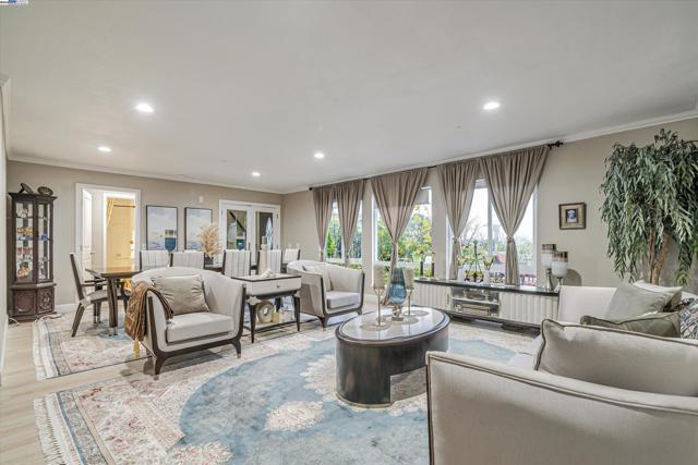 Image 47 of 55 For 370 Appian Way