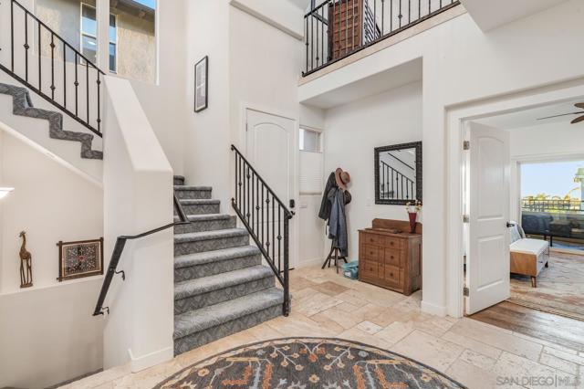 2-story Vaulted Ceiling Foyer