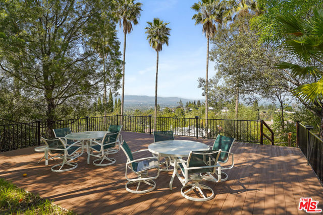 4729 Monarca Drive, Tarzana CA: https://media.crmls.org/mediaz/b92d143c-e64d-438e-9dd0-e82b95a7a6c5.jpg
