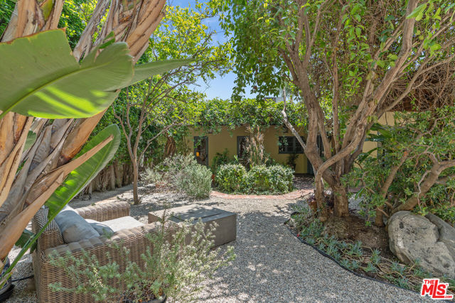 809 S Muirfield Road, Los Angeles CA: https://media.crmls.org/mediaz/b92ee60a-869e-432c-a585-112de3f22859.jpg