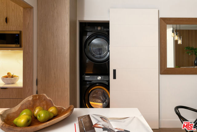 1233 N Laurel Avenue, West Hollywood CA: https://media.crmls.org/mediaz/b92f5b5e-967d-4aae-9bdd-2768cb1fb5d2.jpg