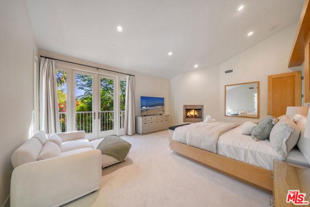 10148 Angelo Circle, Beverly Hills CA: https://media.crmls.org/mediaz/b92fb2ac-a4ed-4818-aa98-17bf8e37befa.jpg