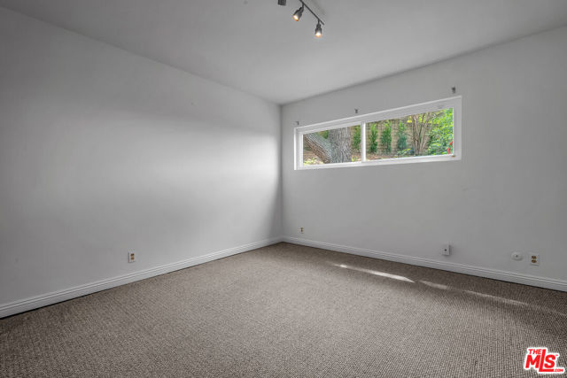 2925 Dona Susana Drive, Studio City CA: https://media.crmls.org/mediaz/b9300530-818b-4fca-85a0-e028c95c84ed.jpg