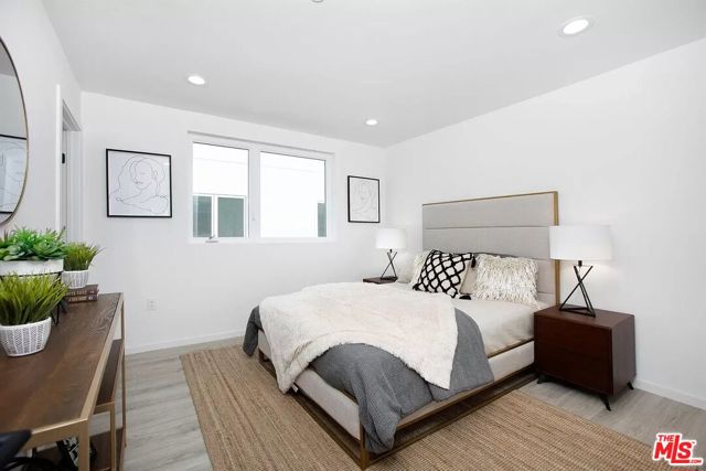945 N Oxford Avenue, Los Angeles CA: https://media.crmls.org/mediaz/b9302805-12e1-4324-bb00-89ab17835f3b.jpg