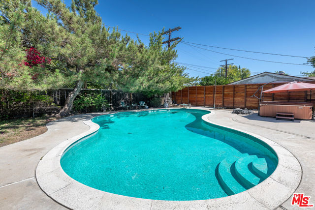 5454 Agnes Avenue, Valley Village CA: https://media.crmls.org/mediaz/b930d0e4-429e-483a-a2d8-c0728f182519.jpg
