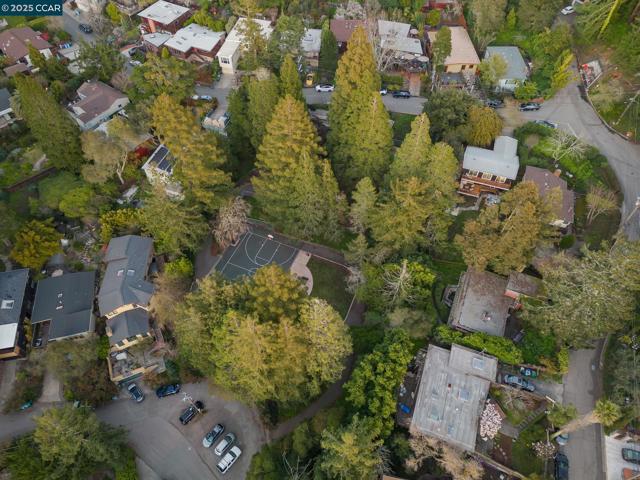 230 Fairlawn Dr, Berkeley CA: https://media.crmls.org/mediaz/b9315896-a404-45b1-bb3d-3de2bc5549c7.jpg
