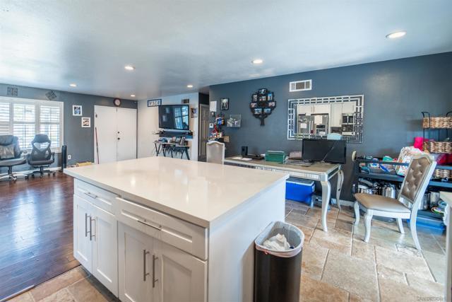 1260 Finch Pl, Chula Vista CA: https://media.crmls.org/mediaz/b931b9d2-2095-4384-bc88-bd0c6628d6ca.jpg