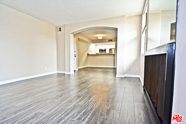 750 N Kings Road, West Hollywood CA: https://media.crmls.org/mediaz/b931d8a5-9725-4e9d-a509-45a126d75c29.jpg