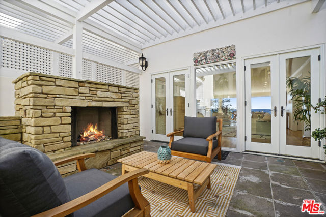 26908 Malibu Cove Colony Drive, Malibu CA: https://media.crmls.org/mediaz/b932438b-9583-42bb-8263-82a2c4a77096.jpg