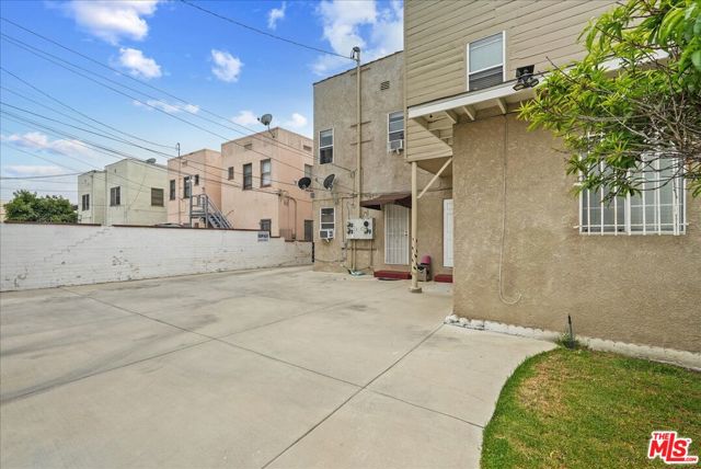 2818 S Bronson Avenue, Los Angeles CA: https://media.crmls.org/mediaz/b9325b72-a2e6-44af-81d2-1c6479af4451.jpg