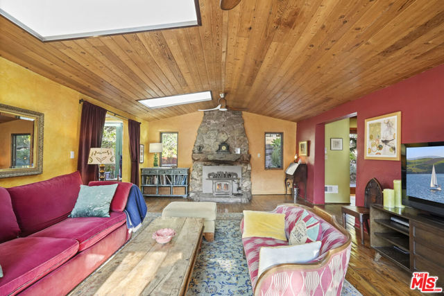 809 Basin Drive, Topanga CA: https://media.crmls.org/mediaz/b932cc5a-4f70-48b3-b38a-81034dd63eda.jpg