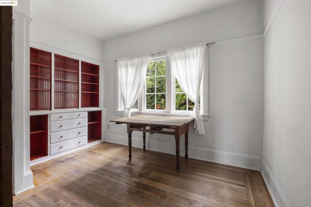 1001 Cragmont Ave, Berkeley CA: https://media.crmls.org/mediaz/b9341ffb-21dd-413b-8be2-e8bcef421498.jpg