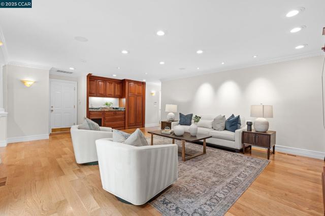 32 Kensington Ct, Alamo CA: https://media.crmls.org/mediaz/b934ba64-a84e-48bc-abe3-a297e7212bc3.jpg