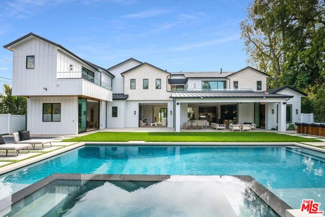 15907 Valley Vista Boulevard, Encino CA: https://media.crmls.org/mediaz/b934d00f-cd1f-46d4-aeca-f1304859ae7d.jpg