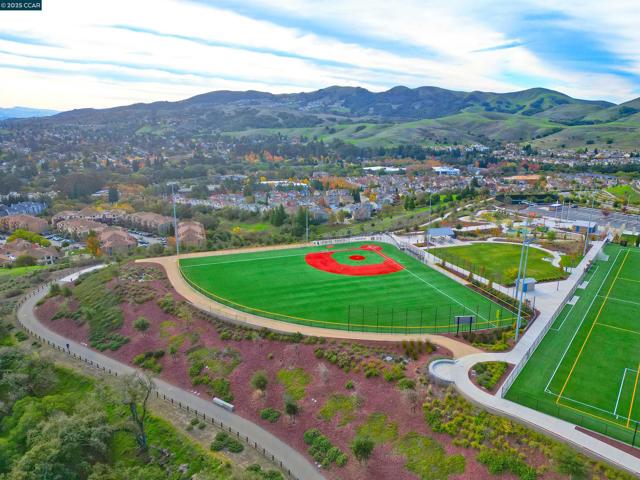 528 Caprio Ct, San Ramon CA: https://media.crmls.org/mediaz/b9353ffd-9e16-4579-8134-c8eb8274e2d9.jpg