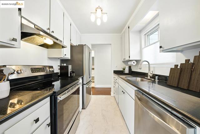 567 Oakland Ave., Oakland CA: https://media.crmls.org/mediaz/b9354e5a-f54d-4ae0-92d4-733c36808ecc.jpg