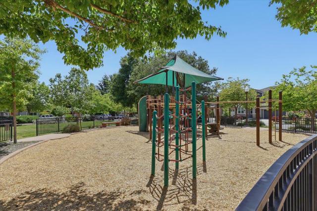 571 Hamilton Avenue, Menlo Park CA: https://media.crmls.org/mediaz/b935f7d7-8421-4c37-b6dc-1cb7320520de.jpg