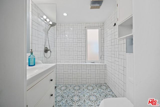 2116 3rd Street, Santa Monica CA: https://media.crmls.org/mediaz/b936c24e-93fc-4e51-9659-431fe81e8f3c.jpg