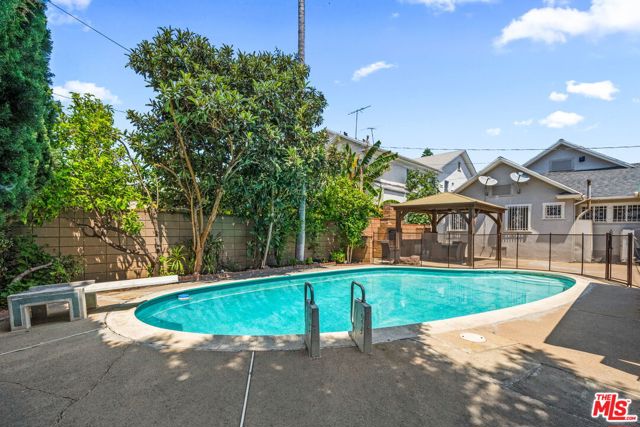 5342 Lemon Grove Avenue, Los Angeles CA: https://media.crmls.org/mediaz/b9377520-c3e1-4162-85df-d0bf4bd5c633.jpg