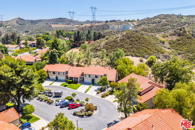 20055 Avenue Of The Oaks, Newhall CA: https://media.crmls.org/mediaz/b938872d-4a5d-4966-a713-77386f106d6a.jpg