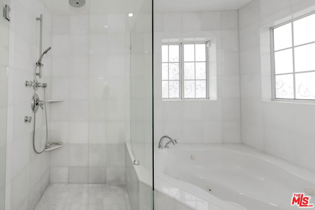 https://media.crmls.org/mediaz/b93920a0-2ebd-4932-b540-39090a0f59be.jpg?preset=X-Large
