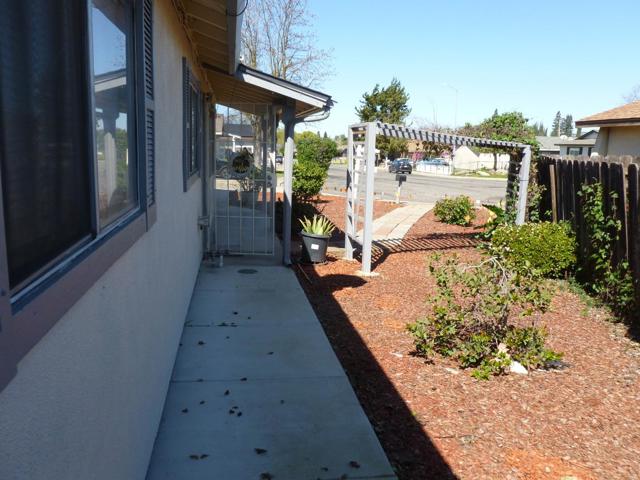 460 SE Jeremy Court, Oakdale CA: https://media.crmls.org/mediaz/b93930af-d25a-4128-ae80-99c71e829601.jpg