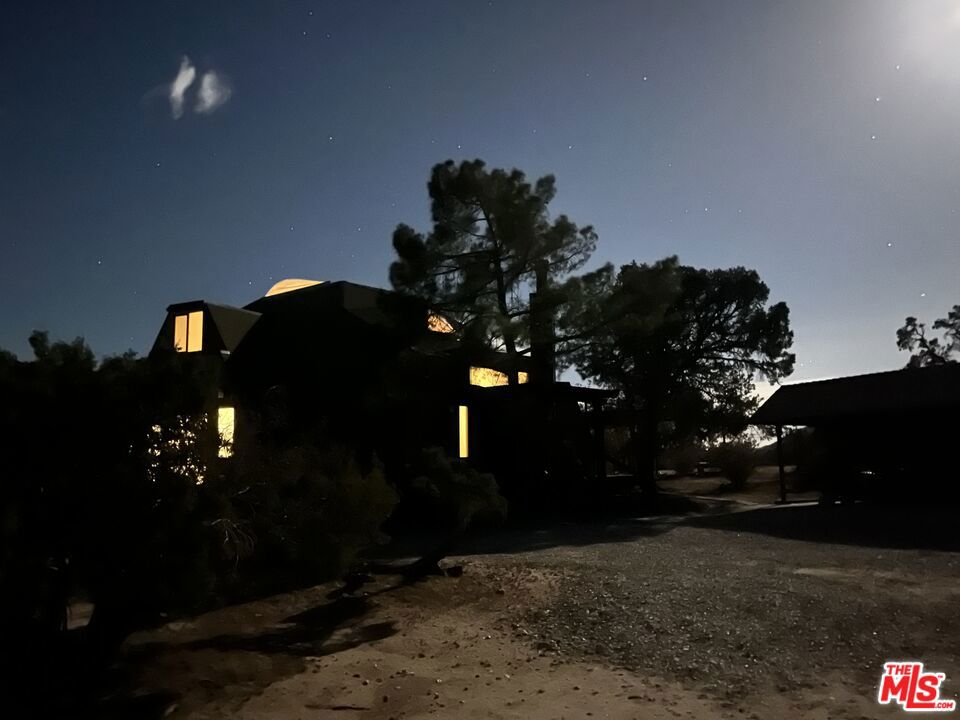 https://media.crmls.org/mediaz/b93a3c14-3f48-4820-8be1-d4bdad6aa527.jpg?preset=X-Large