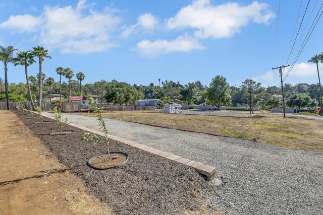 929 Chumash Trail, Vista CA: https://media.crmls.org/mediaz/b93a6889-3b60-4da4-bdd8-ffe5857b8ec4.jpg
