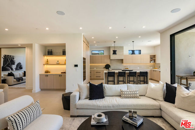 2115 Walnut Avenue, Venice CA: https://media.crmls.org/mediaz/b93b1608-b9e6-4afb-b78a-ec04e9d89ea7.jpg