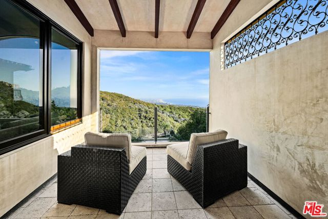 1853 Chastain, Pacific Palisades CA: https://media.crmls.org/mediaz/b93b2cf5-7e73-4459-9f0f-a48c14bb29b8.jpg