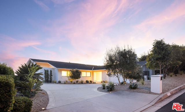 20374 Seaboard Road, Malibu CA: https://media.crmls.org/mediaz/b93f0655-8bf0-4da3-8c65-7dbf23b87381.jpg