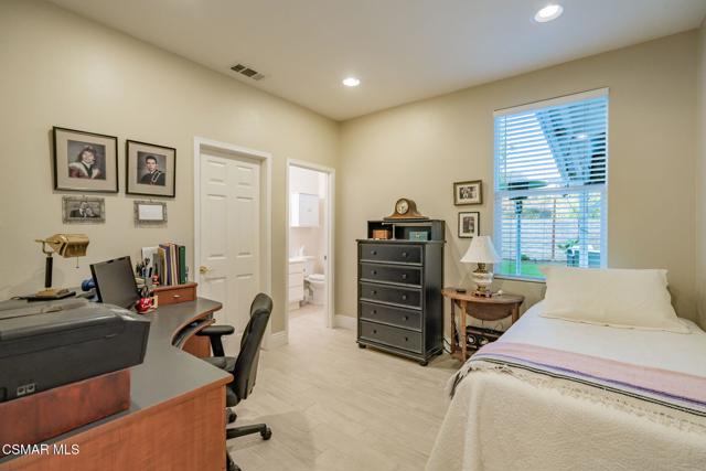 4260 Crabapple Court, Moorpark CA: https://media.crmls.org/mediaz/b93f13f7-24fc-48d7-858e-9083b2e6ad50.jpg