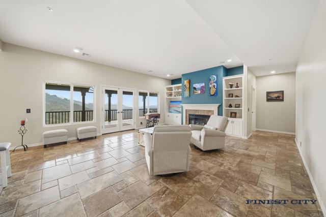 Detail Gallery Image 4 of 65 For 1925 Robinhood Rd, Vista,  CA 92084 - 5 Beds | 4/1 Baths