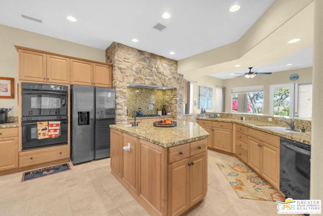41728 Via Treviso, Palm Desert CA: https://media.crmls.org/mediaz/b940a599-6b5b-4956-9f90-bac2f9972e64.jpg
