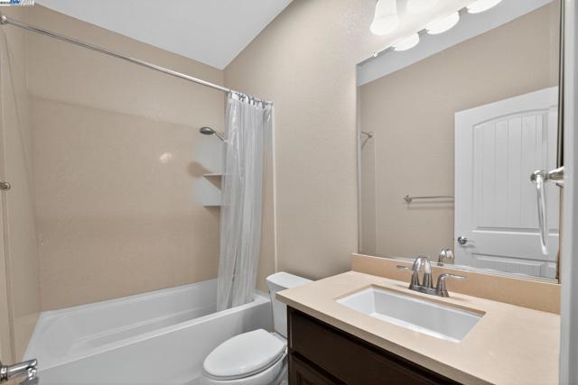 3231 Central Pkwy, Dublin CA: https://media.crmls.org/mediaz/b940c724-6333-4e8c-89ca-3ac1a540d532.jpg