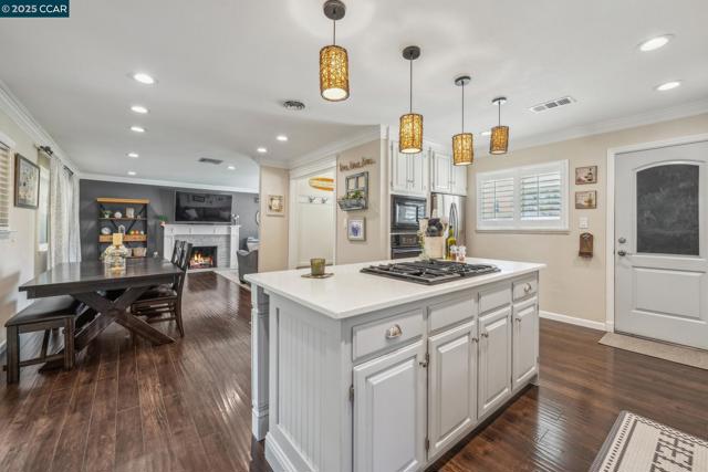 822 Cortez Ct, Livermore CA: https://media.crmls.org/mediaz/b94165ab-6570-4e24-9538-fde379af3d71.jpg