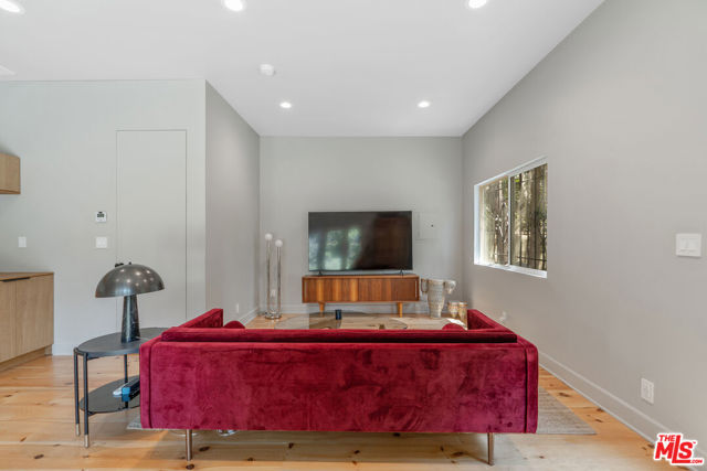 809 S Muirfield Road, Los Angeles CA: https://media.crmls.org/mediaz/b941967e-bbdf-4bcf-907e-a2675c4555f0.jpg