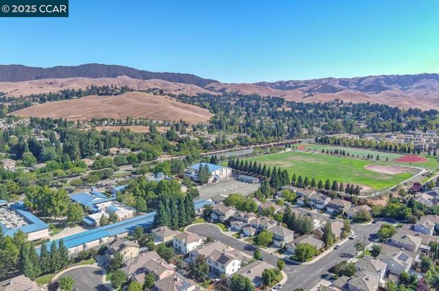 10 Narcissus Ct, Danville CA: https://media.crmls.org/mediaz/b94357e4-93ef-4363-bbb0-6a25b77789b9.jpg