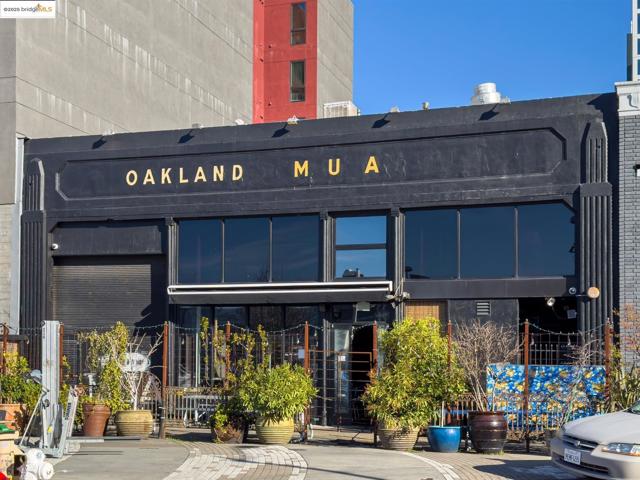 429 Euclid Ave, Oakland CA: https://media.crmls.org/mediaz/b9436d9a-7591-4cf0-9a23-17fe30752718.jpg