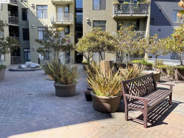 989 Franklin St, Oakland CA: https://media.crmls.org/mediaz/b944a87c-4d4d-4a7a-b435-398db2d39fe6.jpg
