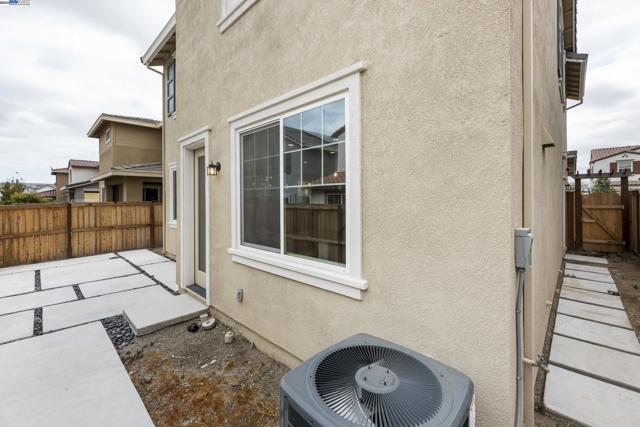 257 E Terra Mia Ave, Mountain House CA: https://media.crmls.org/mediaz/b944f841-c6ab-402c-bdc8-0e9db714c545.jpg
