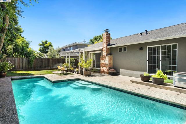 1001 Crellin Rd, Pleasanton CA: https://media.crmls.org/mediaz/b94671c2-86de-4a96-b83e-b6cc8f293e41.jpg