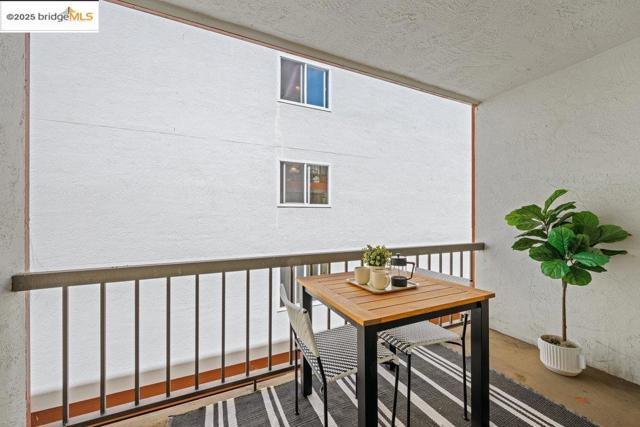 250 Whitmore St, Oakland CA: https://media.crmls.org/mediaz/b946a7da-176b-4342-b865-439385cf15fc.jpg