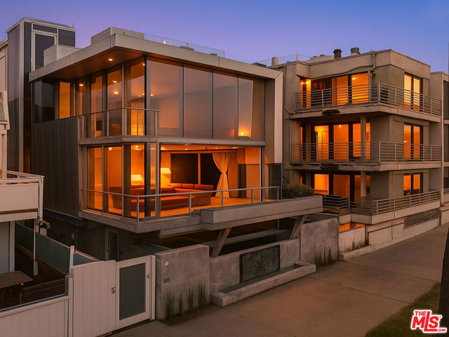 2911 Ocean Front Walk, Venice CA: https://media.crmls.org/mediaz/b9471144-d4a0-4fac-820e-14522000a6a9.jpg