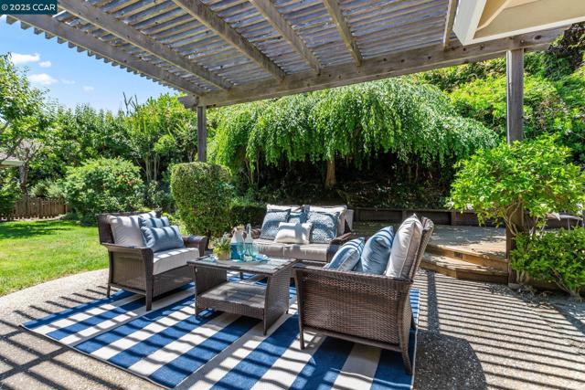 109 Bria Ct, Walnut Creek CA: https://media.crmls.org/mediaz/b94755ae-dc8b-42e5-b8b2-dce877172ac3.jpg