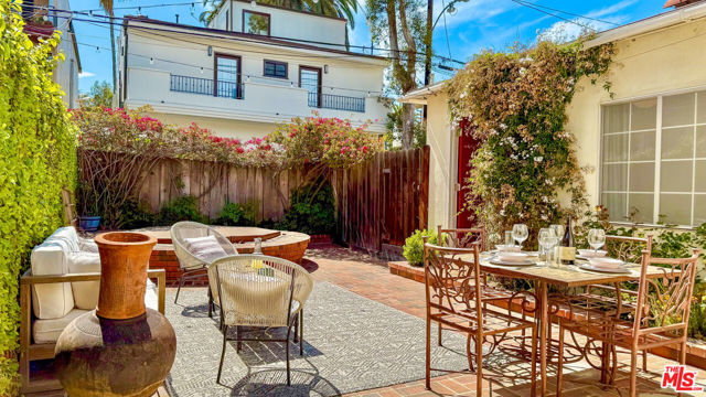 2403 Ocean Avenue, Venice CA: https://media.crmls.org/mediaz/b947c587-1643-49e6-a094-8d650f6dbe61.jpg