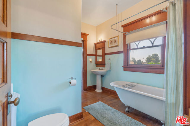 1049 Elden Avenue, Los Angeles CA: https://media.crmls.org/mediaz/b94819cb-79d3-4c6d-b93a-9636673cfc93.jpg