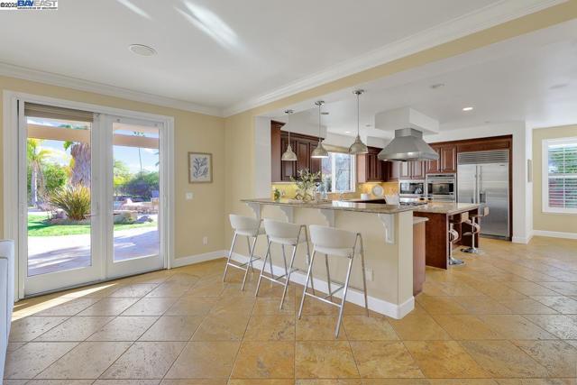 1037 Sunset Creek Ln, Pleasanton CA: https://media.crmls.org/mediaz/b94832d0-9de9-4a74-b1fb-42344c28260e.jpg